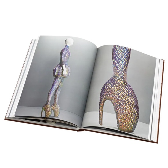 Alexander McQueen: Savage Beauty - Large Coffee Table Book BRAND NEW - Picture 3 of 14